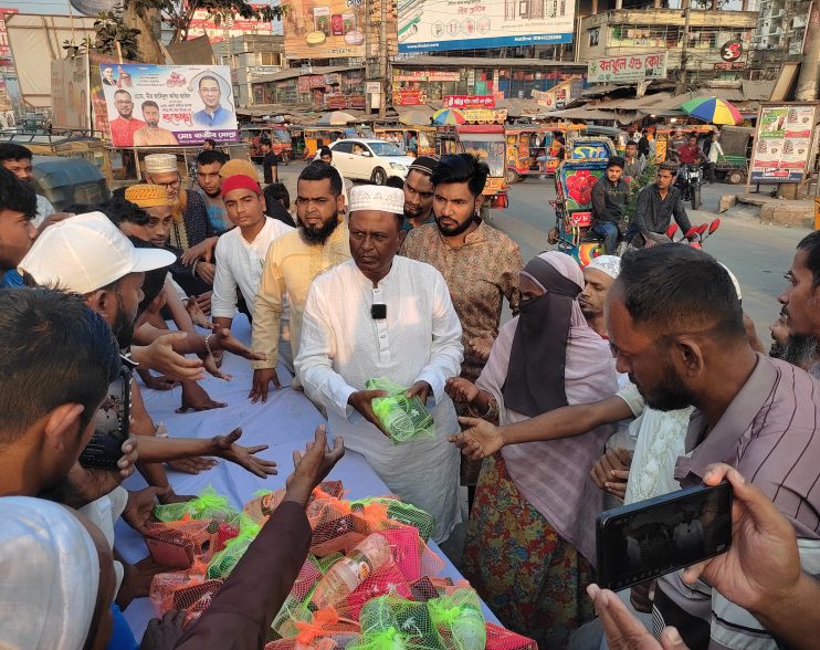 পাঁচ শতাধিক অসহায় ও দুঃস্থদের মাঝে ইফতার বিতরণ করলেন বিএনপি নেতা জিয়া উদ্দিন সিকদার