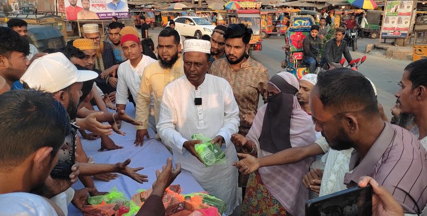 পাঁচ শতাধিক অসহায় ও দুঃস্থদের মাঝে ইফতার বিতরণ করলেন বিএনপি নেতা জিয়া উদ্দিন সিকদার