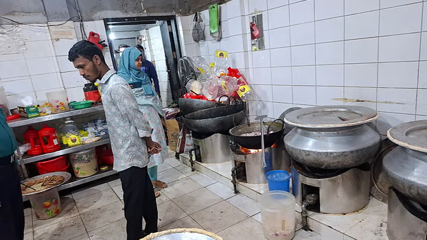 চট্টগ্রামের নামী বেকারি-রেস্তোরাঁয় কী খাচ্ছে মানুষ