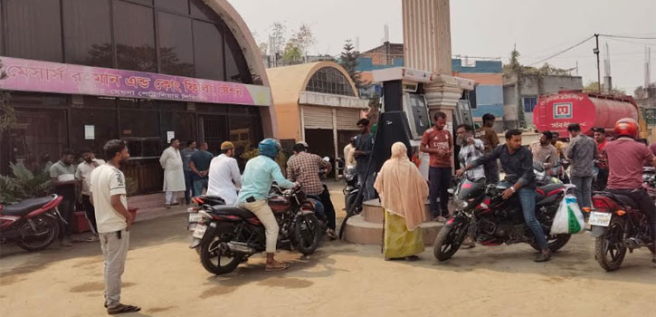 রাজশাহীতে ফিলিং স্টেশনগুলোতে ক্রেতাদের উপচেপড়া ভিড়