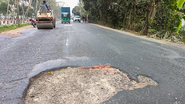 অপ্রশস্ত মহাসড়কে খোঁড়াখুঁড়ি আর খানাখন্দ, ঈদযাত্রা নিয়ে শঙ্কা