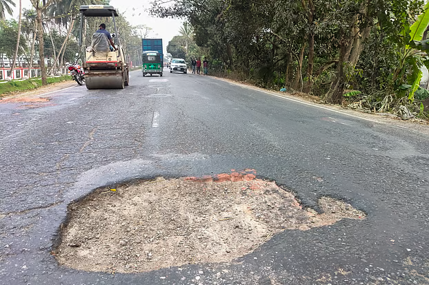 অপ্রশস্ত মহাসড়কে খোঁড়াখুঁড়ি আর খানাখন্দ, ঈদযাত্রা নিয়ে শঙ্কা