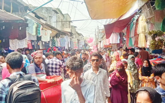 খুলনার ঈদ বাজার: অভিজাত মার্কেটের চেয়ে ফুটপাতে বিক্রি বেশি