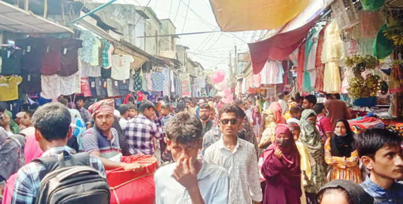 খুলনার ঈদ বাজার: অভিজাত মার্কেটের চেয়ে ফুটপাতে বিক্রি বেশি