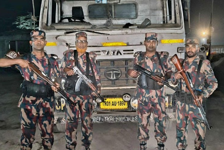 সিলেট সীমান্তে তেল কিনতে গিয়ে ভারতীয় ট্রাক জব্দ