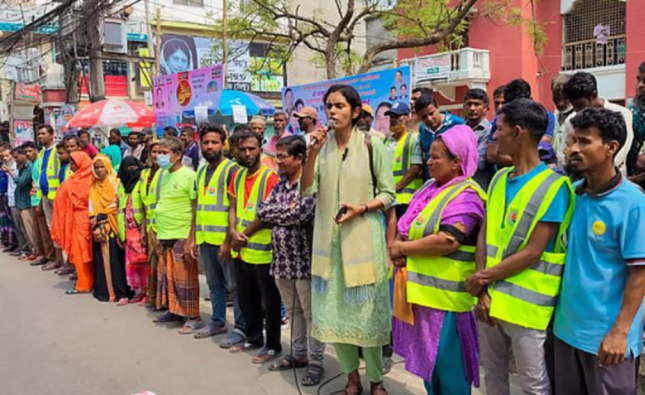 বরিশালে ঈদের আগে বেতন-বোনাসের দাবিতে পরিচ্ছন্নতাকর্মীদের কর্মবিরতি