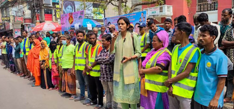 বরিশালে ঈদের আগে বেতন-বোনাসের দাবিতে পরিচ্ছন্নতাকর্মীদের কর্মবিরতি