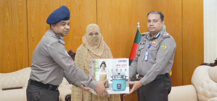 খুলনায় দুই পুলিশ সদস্যের পরিবারকে ঈদ উপহার প্রদান