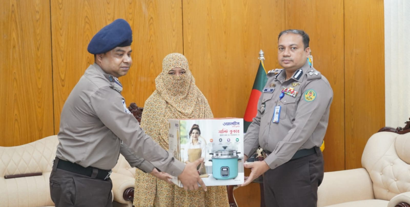 খুলনায় দুই পুলিশ সদস্যের পরিবারকে ঈদ উপহার প্রদান