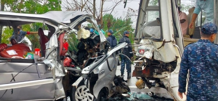 খুলনার বাগেরহাটে বাস-মাইক্রোবাস সংঘর্ষে নিহত বেড়ে ১৪