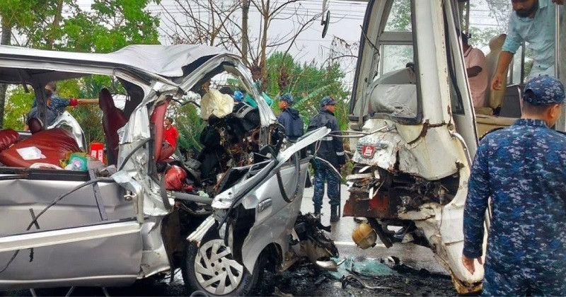 খুলনার বাগেরহাটে বাস-মাইক্রোবাস সংঘর্ষে নিহত বেড়ে ১৪