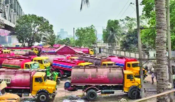 খুলনায় ডিলারদের তেল সরবরাহ বন্ধ