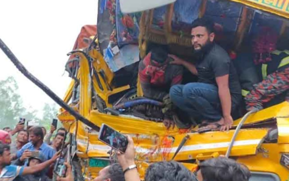 দুই ট্রাকের মুখোমুখি সংঘর্ষে প্রাণ গেল ২ চালকের