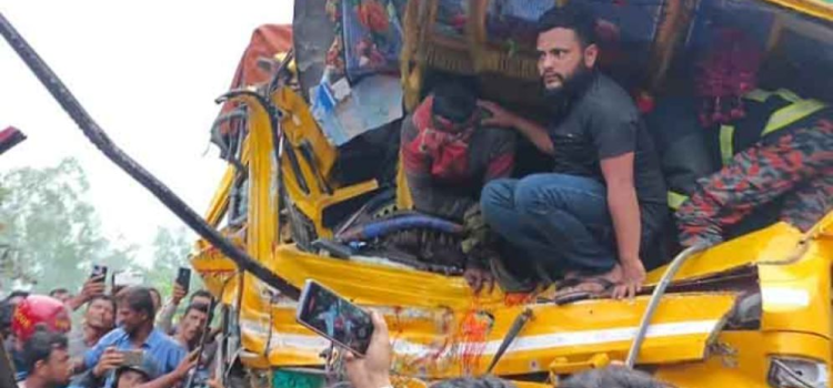 দুই ট্রাকের মুখোমুখি সংঘর্ষে প্রাণ গেল ২ চালকের
