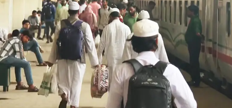 ঈদের ছুটিতে ঢাকা ছাড়তে শুরু করেছেন নগরবাসী, রেলস্টেশনে যাত্রীদের ভিড়