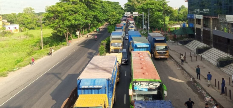 অব্যবস্থাপনায় ঢাকা-চট্টগ্রাম মহাসড়কে দীর্ঘ যানজট, ঈদ এলে বাড়ে কয়েকগুণ