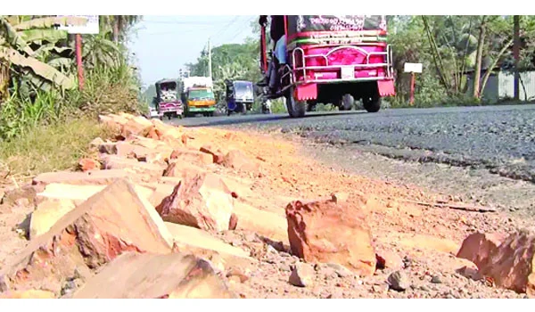 বরিশাল-ঢাকা মহাসড়ক ৩২ কিমি মৃত্যুফাঁদ