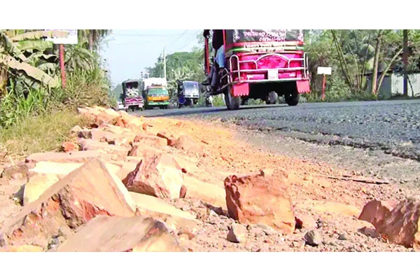 বরিশাল-ঢাকা মহাসড়ক ৩২ কিমি মৃত্যুফাঁদ