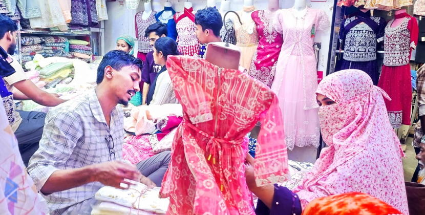 ছুটির দিনে জমজমাট ঈদের কেনাকাটা