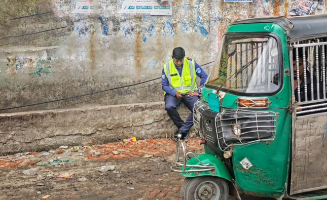 ঢাকা-চট্টগ্রাম মহাসড়কে অবাধে চলছে তিন চাকার যান, মোবাইলে ব্যস্ত পুলিশ