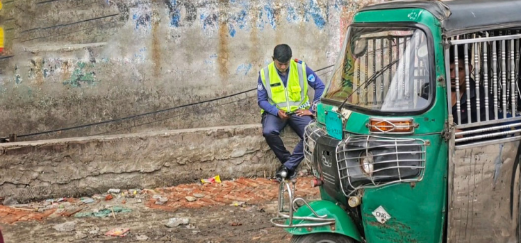 ঢাকা-চট্টগ্রাম মহাসড়কে অবাধে চলছে তিন চাকার যান, মোবাইলে ব্যস্ত পুলিশ