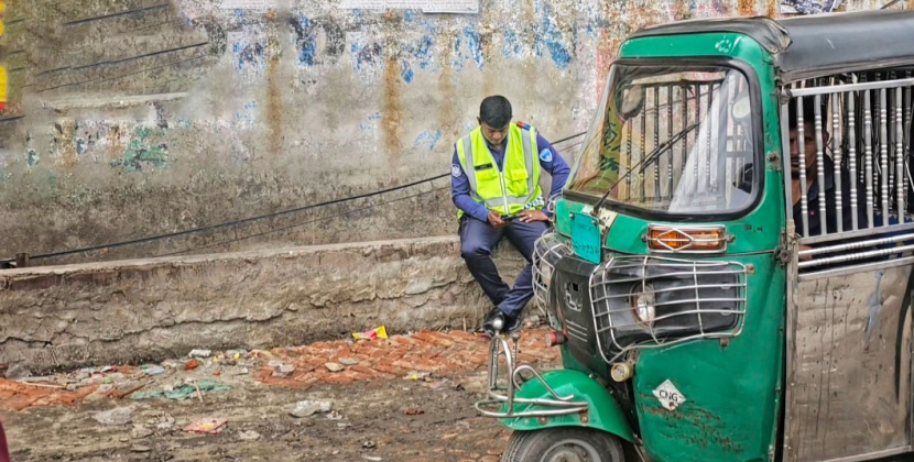 ঢাকা-চট্টগ্রাম মহাসড়কে অবাধে চলছে তিন চাকার যান, মোবাইলে ব্যস্ত পুলিশ