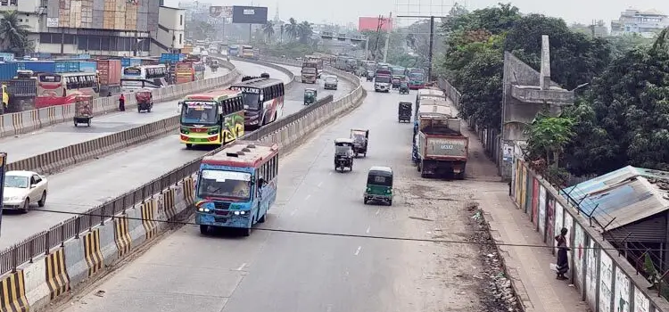 ঈদযাত্রায় ঢাকা-চট্টগ্রাম মহাসড়কের গলার কাঁটা অটোরিকশা