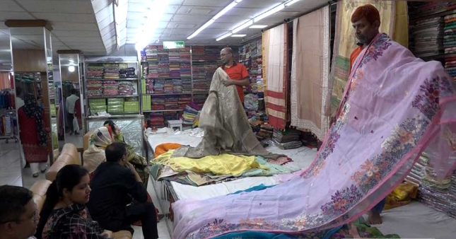 রাজশাহীতে জমেছে রেশমি পোশাকের বিকিকিনি, দাম নিয়ে মিশ্র প্রতিক্রিয়া
