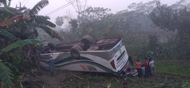 ঢাকা-বরিশাল মহাসড়কে যাত্রীবাহী বাস খাদে পড়ে এক নারী নিহত