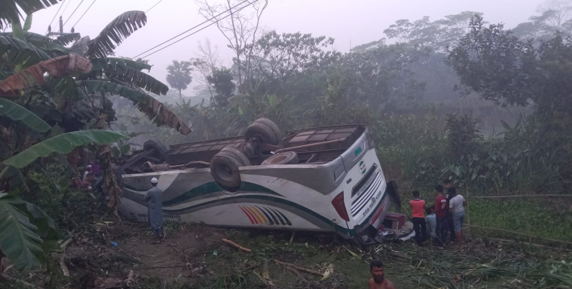 ঢাকা-বরিশাল মহাসড়কে যাত্রীবাহী বাস খাদে পড়ে এক নারী নিহত