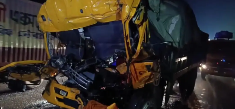 ঢাকা-চট্টগ্রাম মহাসড়কে কাভার্ডভ্যানের পেছনে ট্রাকের ধাক্কা, চালক নিহত