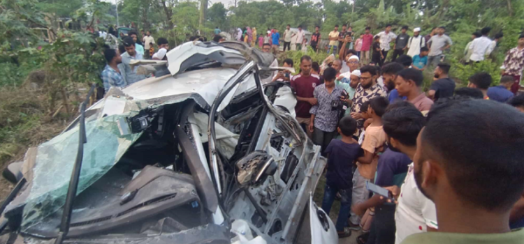 খুলনায় ট্রেন-প্রাইভেটকার সংঘর্ষ, আহত ৪