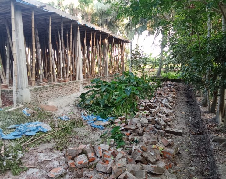 বরিশালে জোরপূর্বক জমির সীমানা প্রাচীর ভাঙচুর, থানায় অভিযোগ