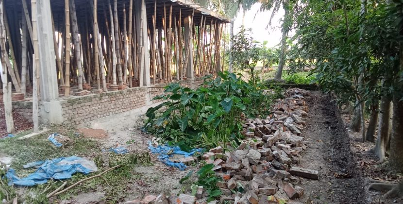 বরিশালে জোরপূর্বক জমির সীমানা প্রাচীর ভাঙচুর, থানায় অভিযোগ