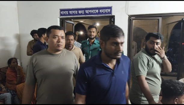 বরিশালে রুপাতলী বাস টার্মিনালে টোকেনের নামে চাঁদাবাজি, আটক ২
