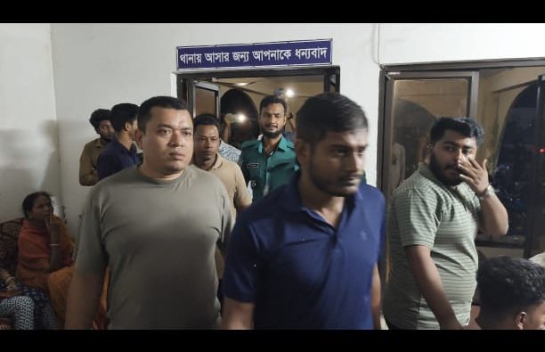বরিশালে রুপাতলী বাস টার্মিনালে টোকেনের নামে চাঁদাবাজি, আটক ২