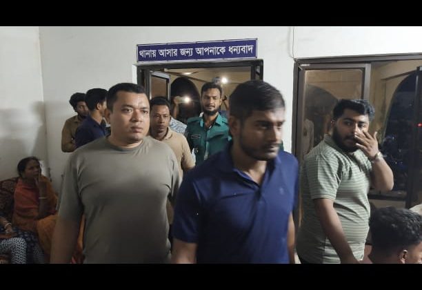 বরিশালে রুপাতলী বাস টার্মিনালে টোকেনের নামে চাঁদাবাজি, আটক ২