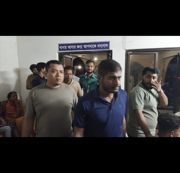 বরিশালে রুপাতলী বাস টার্মিনালে টোকেনের নামে চাঁদাবাজি, আটক ২