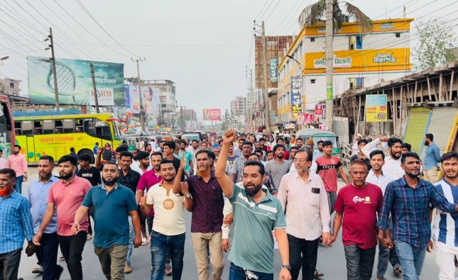 রুপাতলী বাস টার্মিনালে চাঁদাবাজির প্রতিবাদে বিক্ষোভ