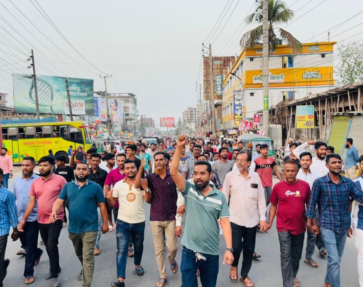 রুপাতলী বাস টার্মিনালে চাঁদাবাজির প্রতিবাদে বিক্ষোভ