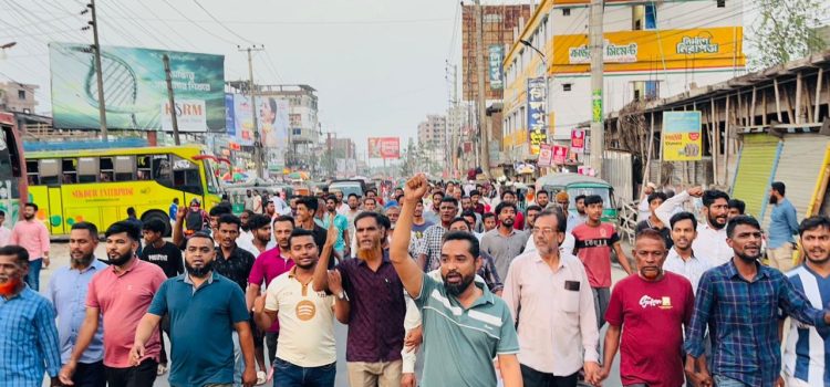 রুপাতলী বাস টার্মিনালে চাঁদাবাজির প্রতিবাদে বিক্ষোভ