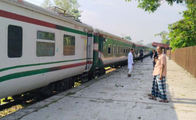 বৈরী আবহাওয়ায় বিপর্যস্ত রেলপথ, নোয়াখালী-ঢাকা ট্রেন চলাচলে অচলাবস্থা