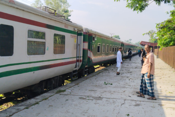 বৈরী আবহাওয়ায় বিপর্যস্ত রেলপথ, নোয়াখালী-ঢাকা ট্রেন চলাচলে অচলাবস্থা