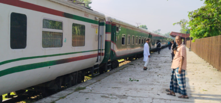 বৈরী আবহাওয়ায় বিপর্যস্ত রেলপথ, নোয়াখালী-ঢাকা ট্রেন চলাচলে অচলাবস্থা