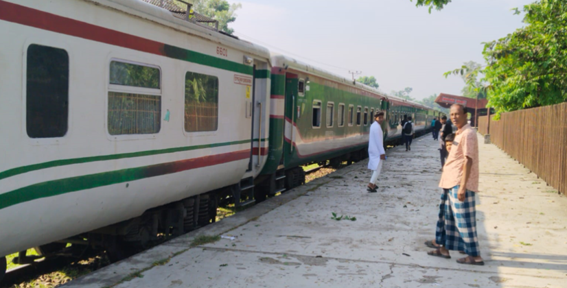 বৈরী আবহাওয়ায় বিপর্যস্ত রেলপথ, নোয়াখালী-ঢাকা ট্রেন চলাচলে অচলাবস্থা