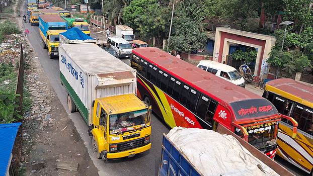 দাউদকান্দিতে ঢাকা-চট্টগ্রাম মহাসড়কে ৫ কিলোমিটার যানজট, ভোগান্তি