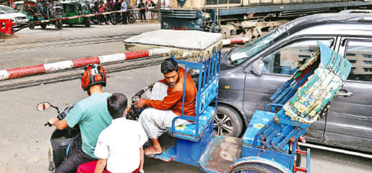 লেভেলক্রসিংয়ে তীব্র যানজট, অবরুদ্ধ ঢাকা
