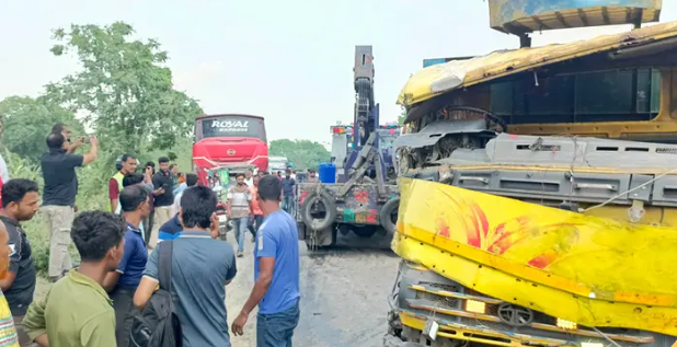 ঢাকা-আরিচা মহাসড়কে বাস-ট্রাক সংঘর্ষ, আহত ৪