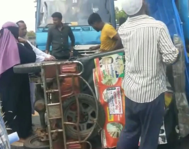 ঢাকা-মাওয়া এক্সপ্রেসওয়েতে অটোরিকশায় বাসের ধাক্কা, আহত ৩