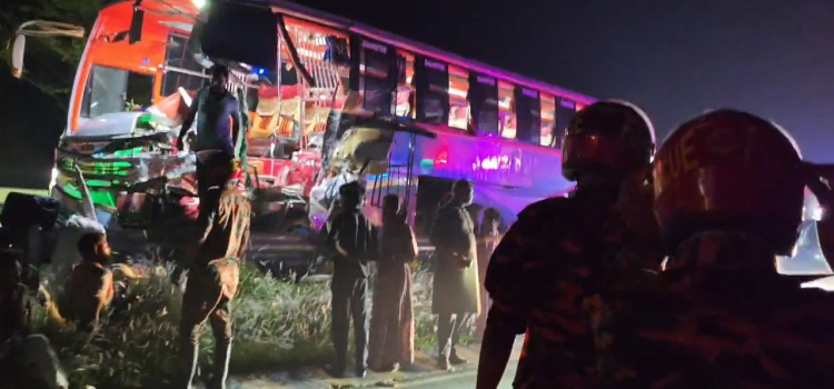 ঢাকা-মাওয়া এক্সপ্রেসওয়েতে নিয়ন্ত্রণ হারিয়ে বাস দুর্ঘটনায় যাত্রী নিহত, আহত ৫